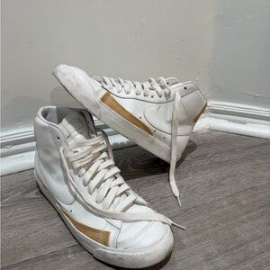 Nike Blazer Mid '77 Vintage Sneaker Unisex - Women's US 9, Men's 7.5